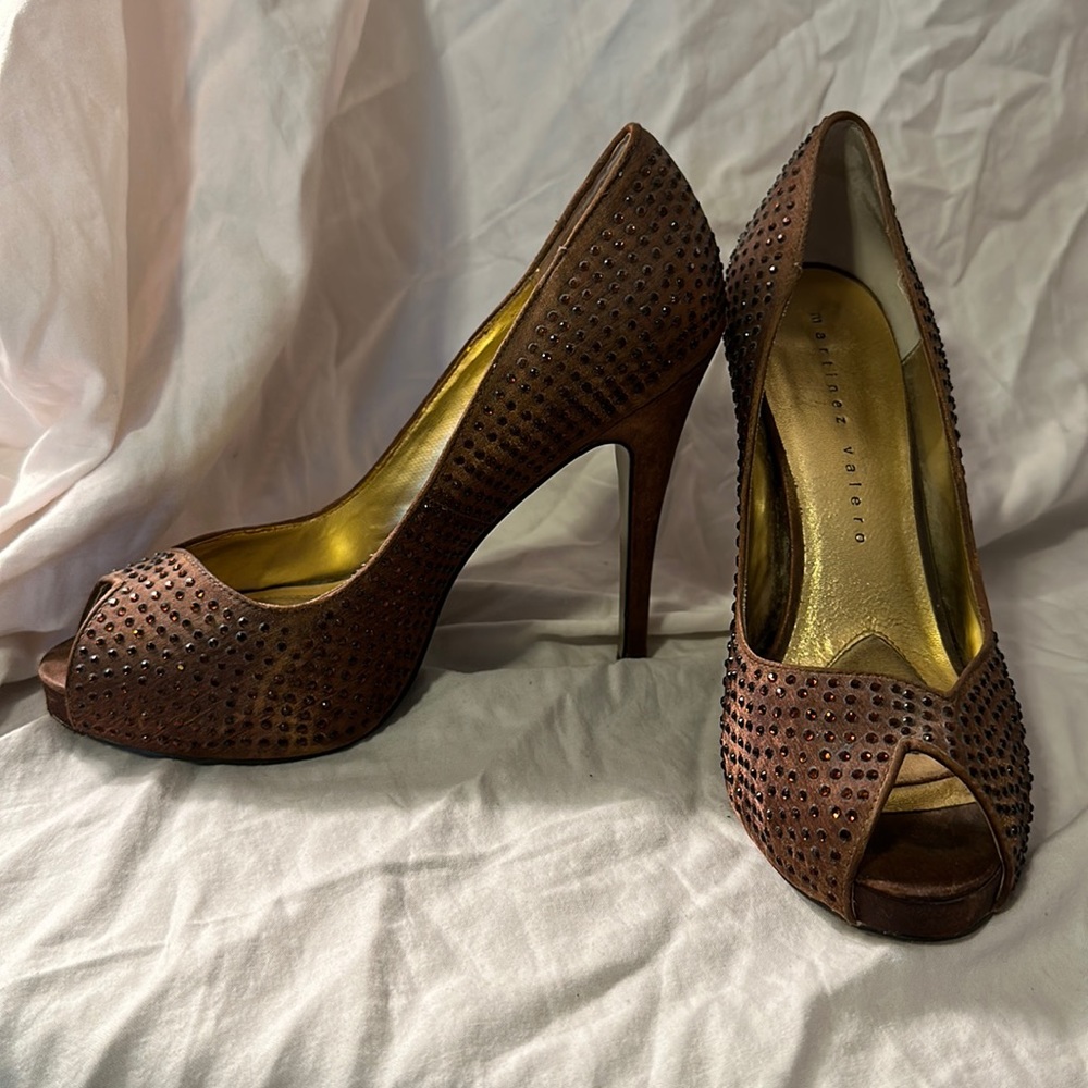 Worn once, gorgeous sparkly 4 inch kneels with peekaboo toe